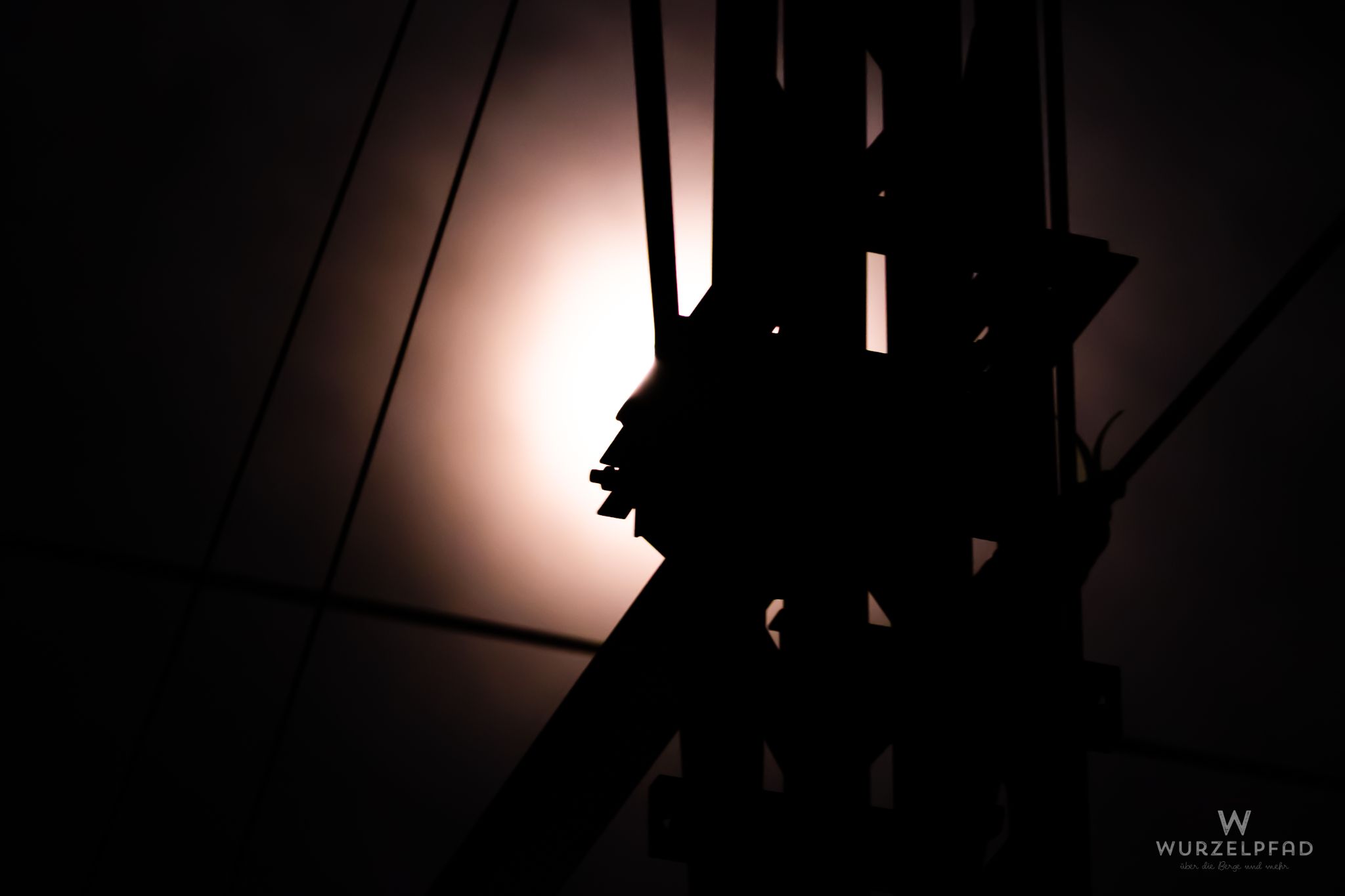 Mond über der S-Bahn