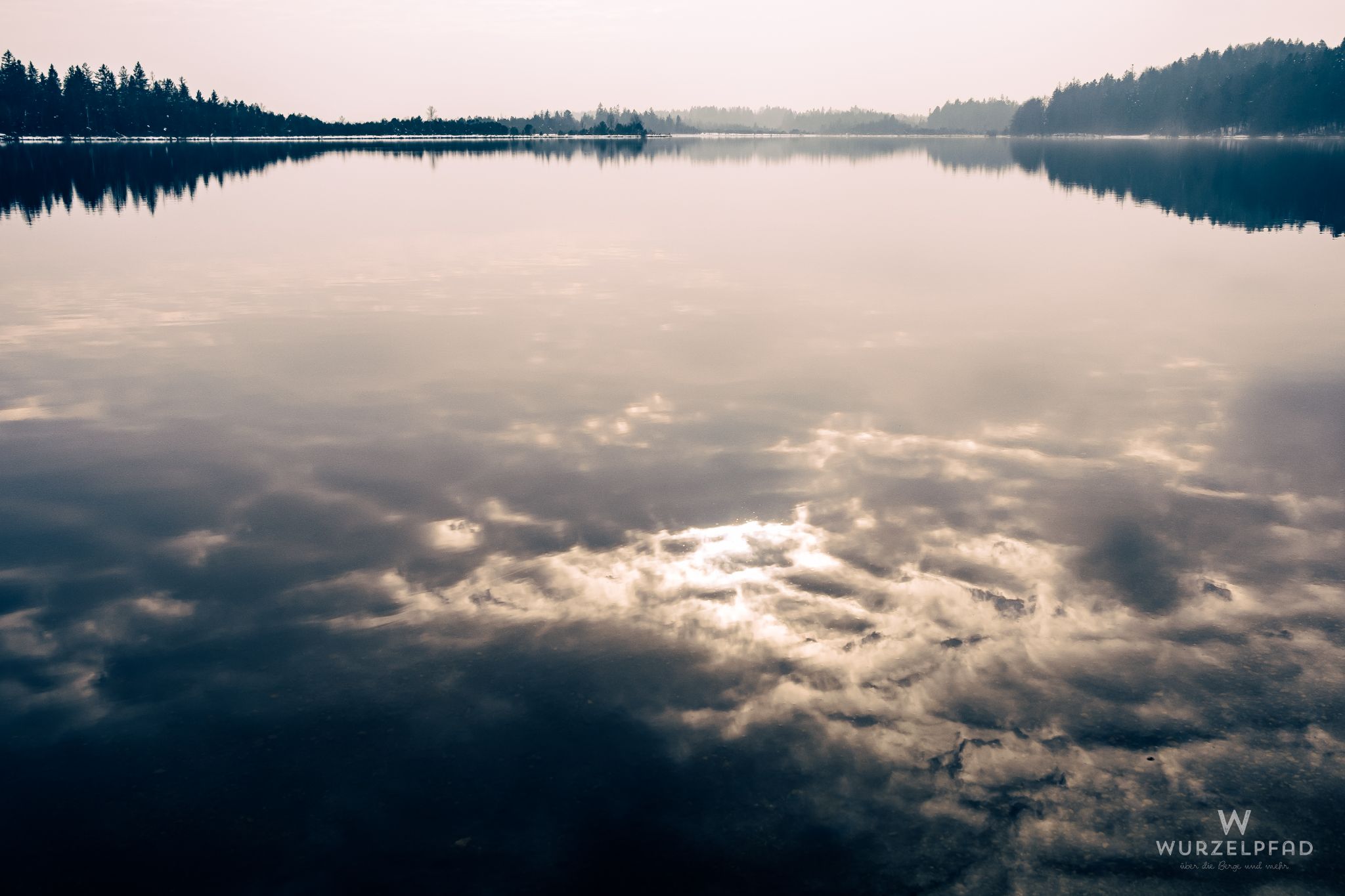 Kirchsee im trüben Spätwinterlicht