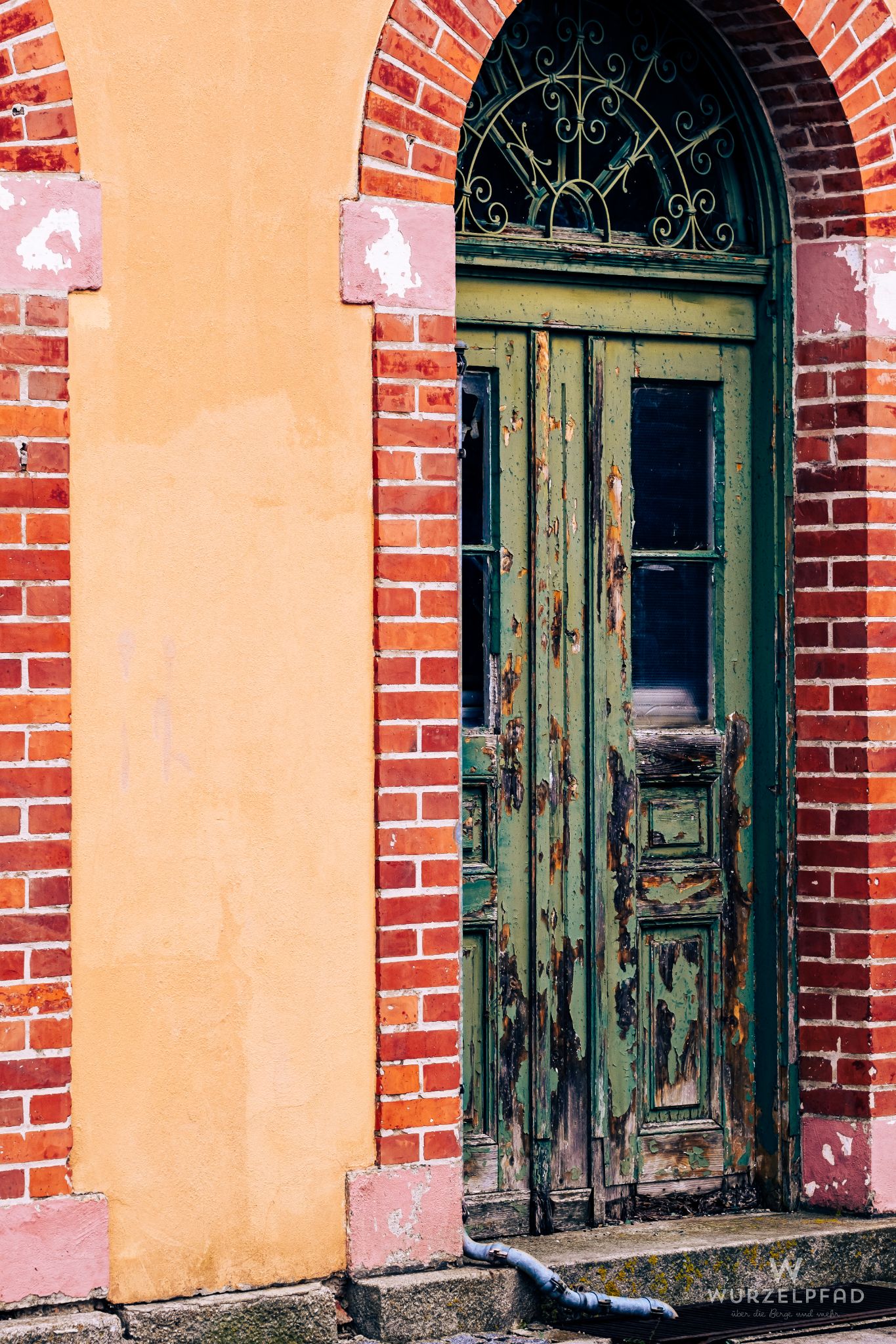 Tür vom alten Bahnhofsgebäude
