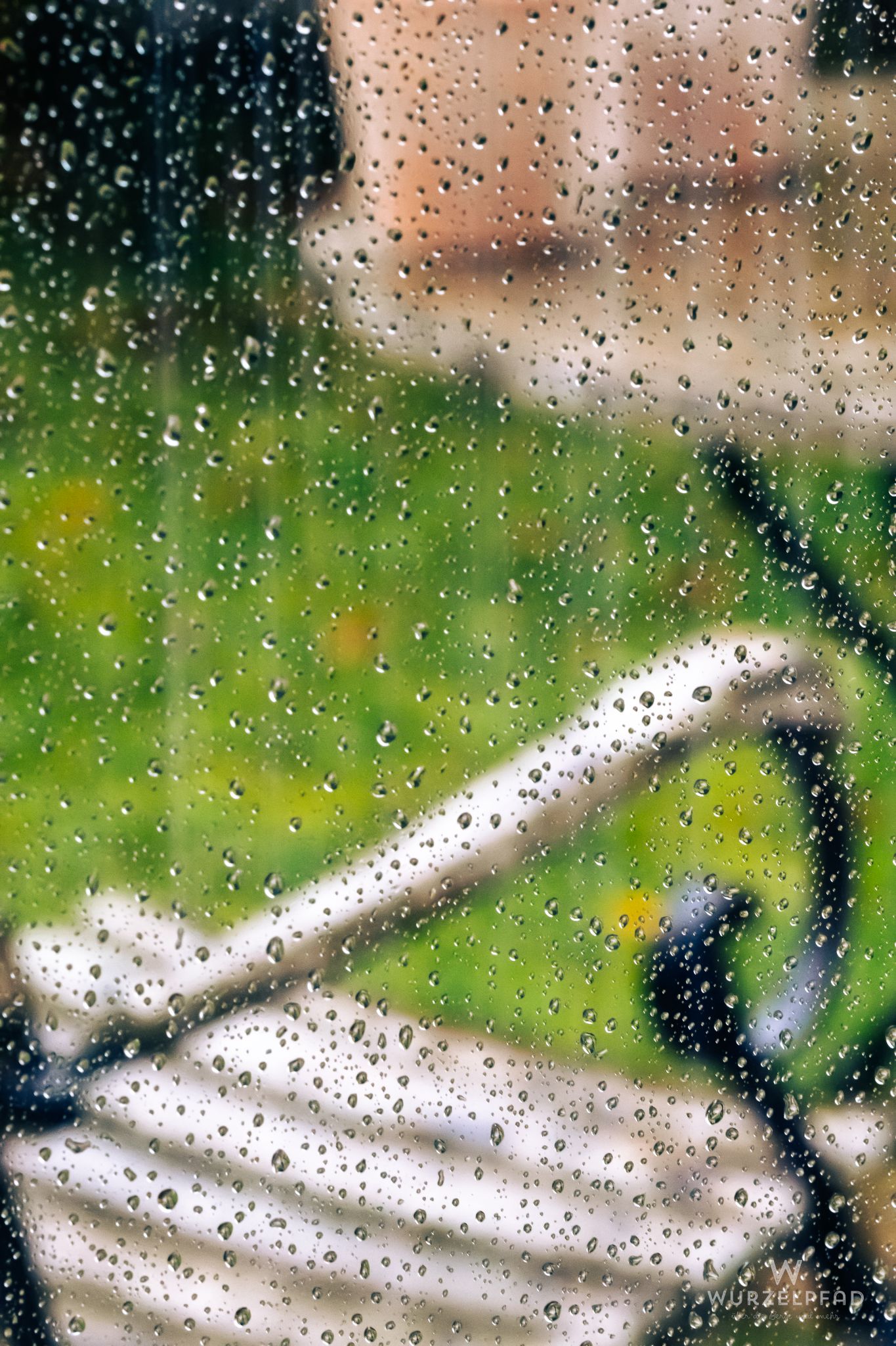 Gartenstuhl im Regen
