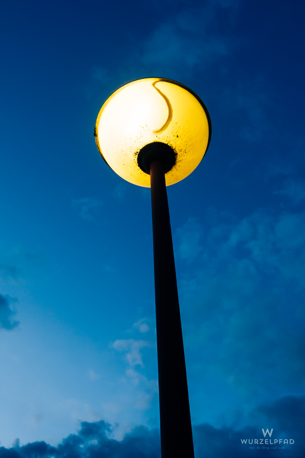 Straßenlaterne in der blauen Stunde