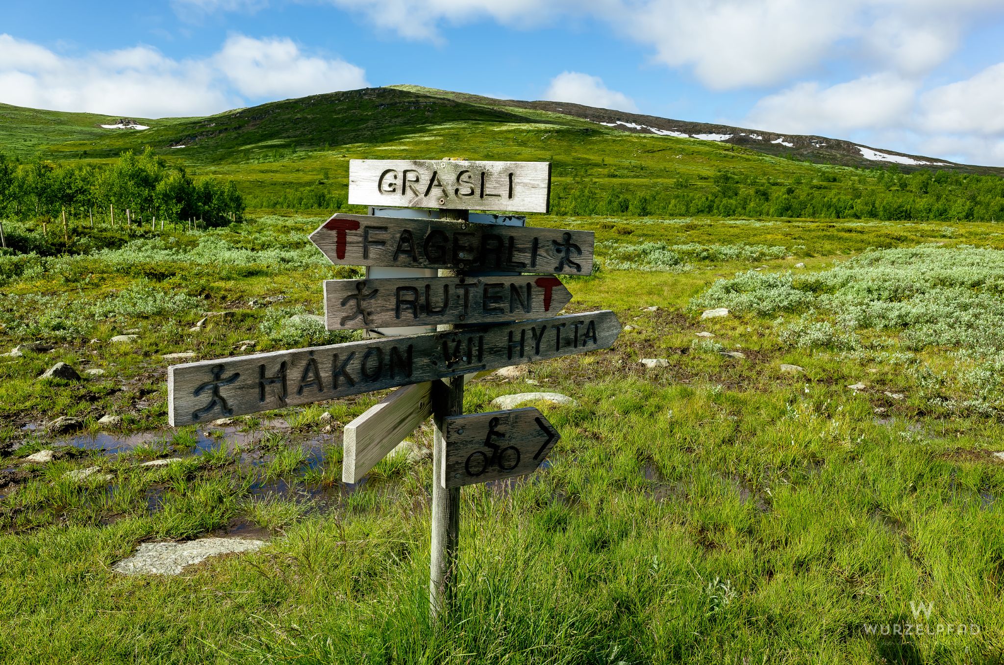 Die Beschilderung zeigt den Weg