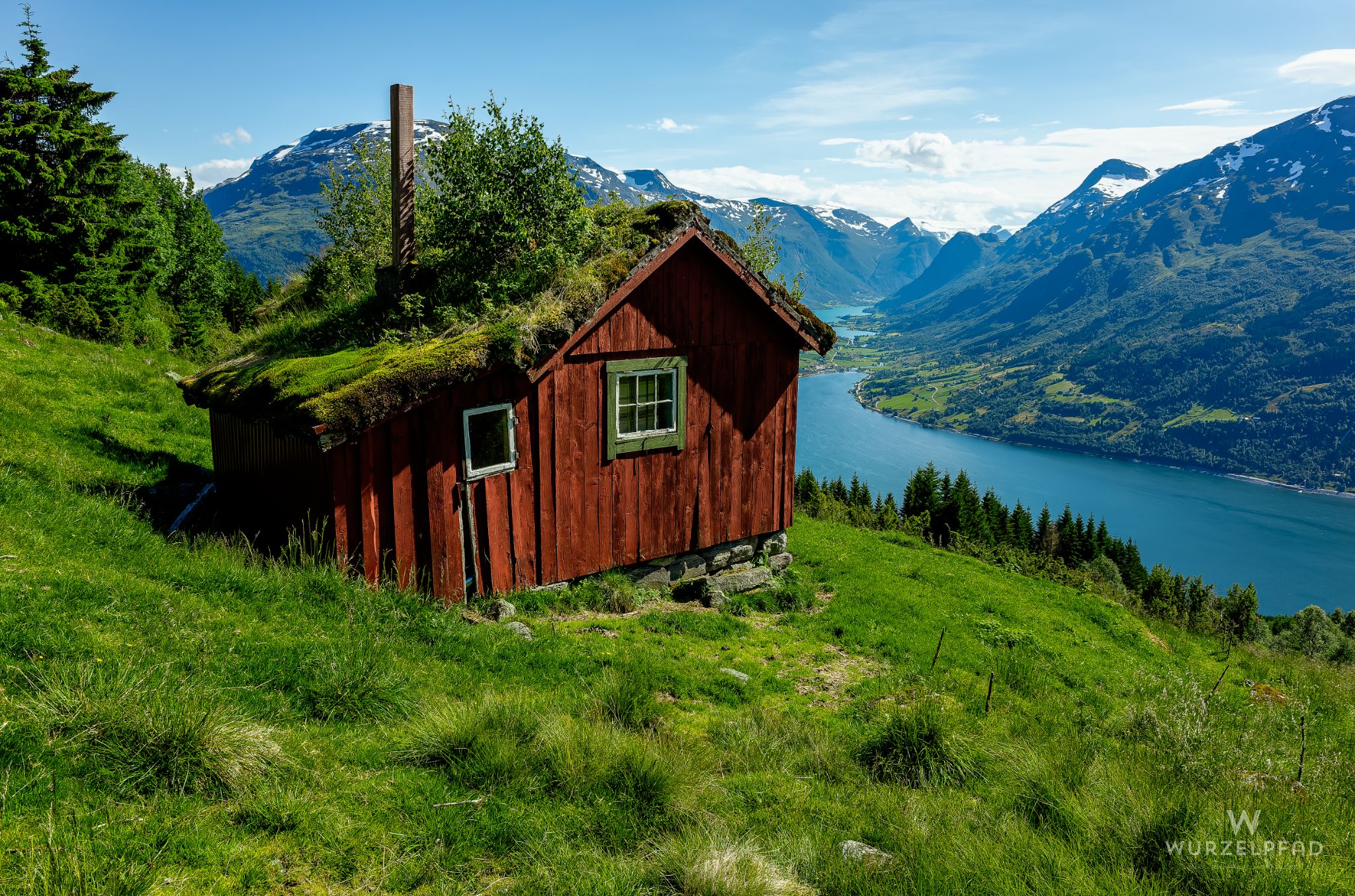 Hütten beim Abstieg von Skredfjellet