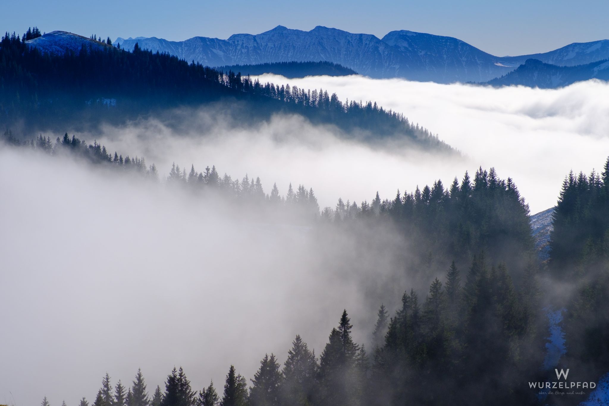 Nebelige Täler mit Estergebirge