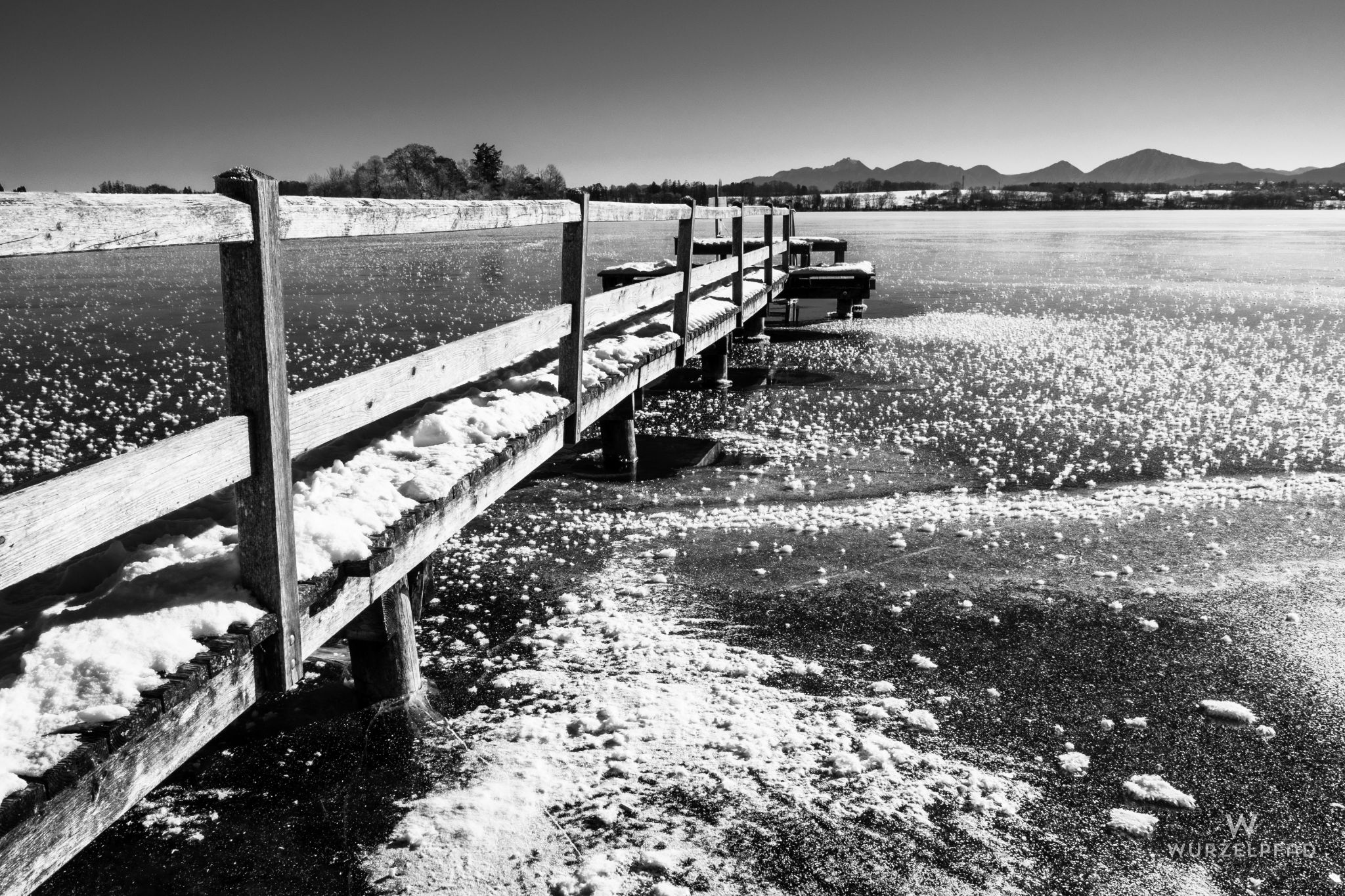 Steg am zugefrorenen Staffelsee