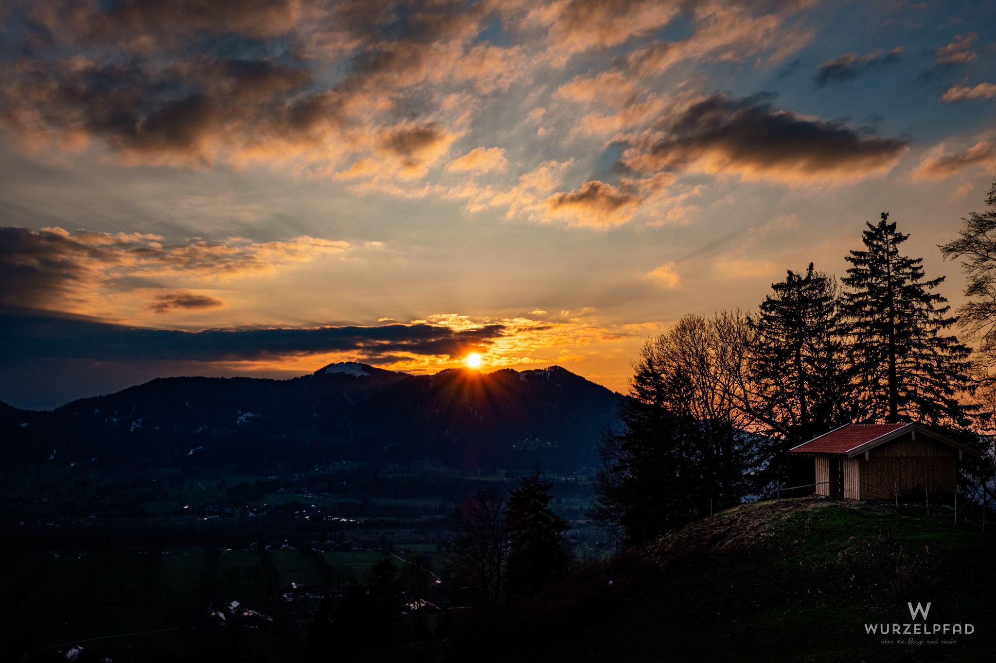 Heuschober im Abendlicht