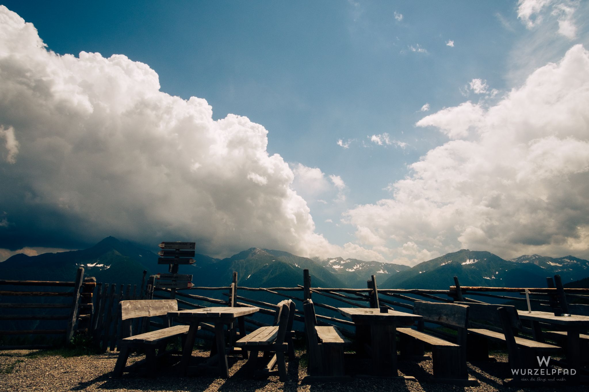 Wenige Gäste auf der Hüttenterrasse