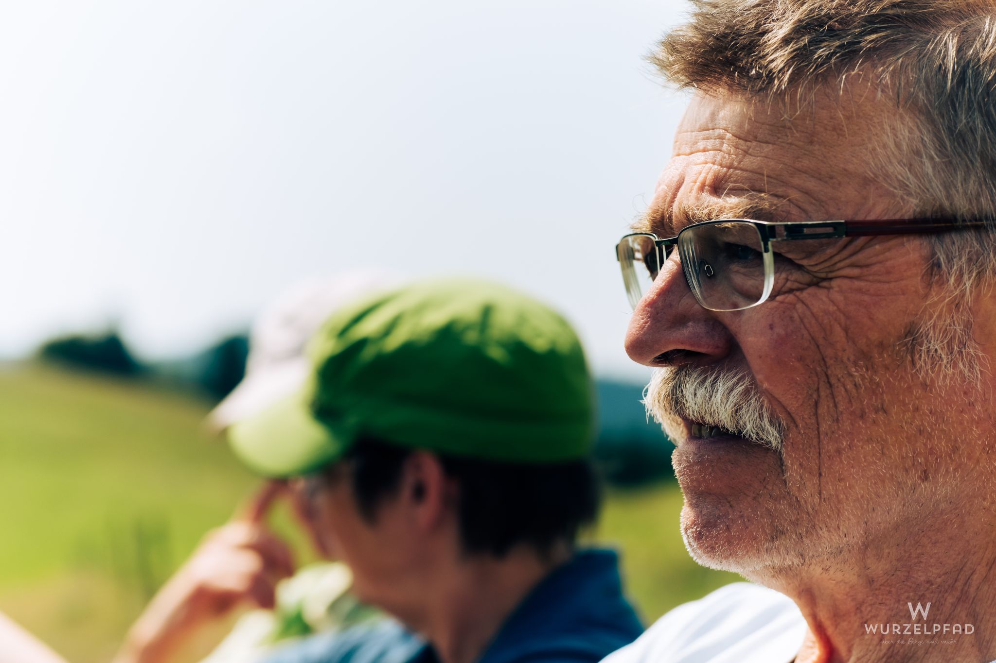 Kritischer Blick über's Land