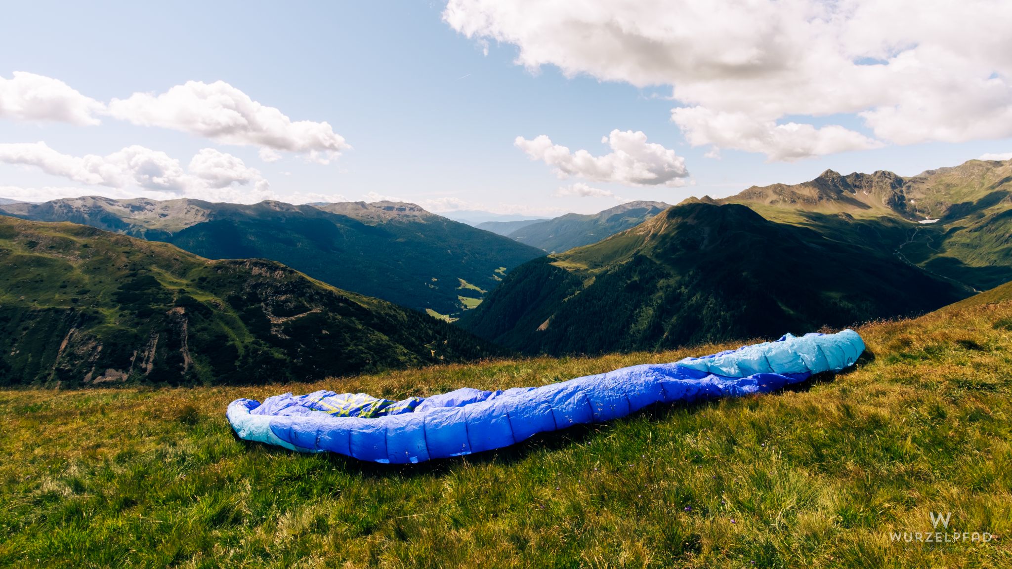 Kollege startet mit dem Gleitschirm