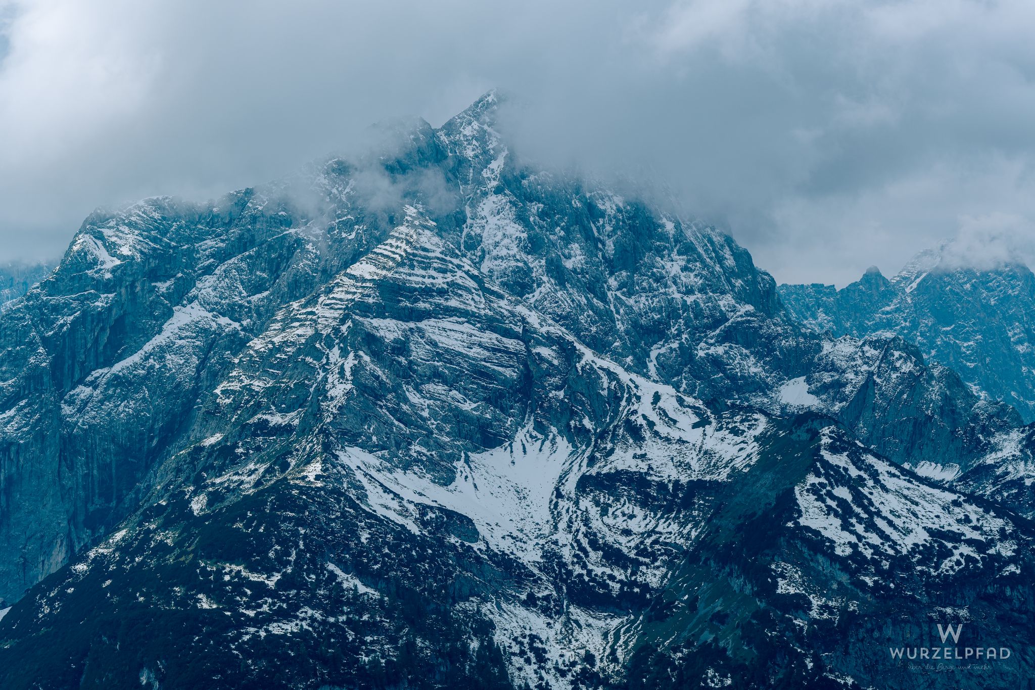 Das Gamsjoch verhüllt sich in Wolken