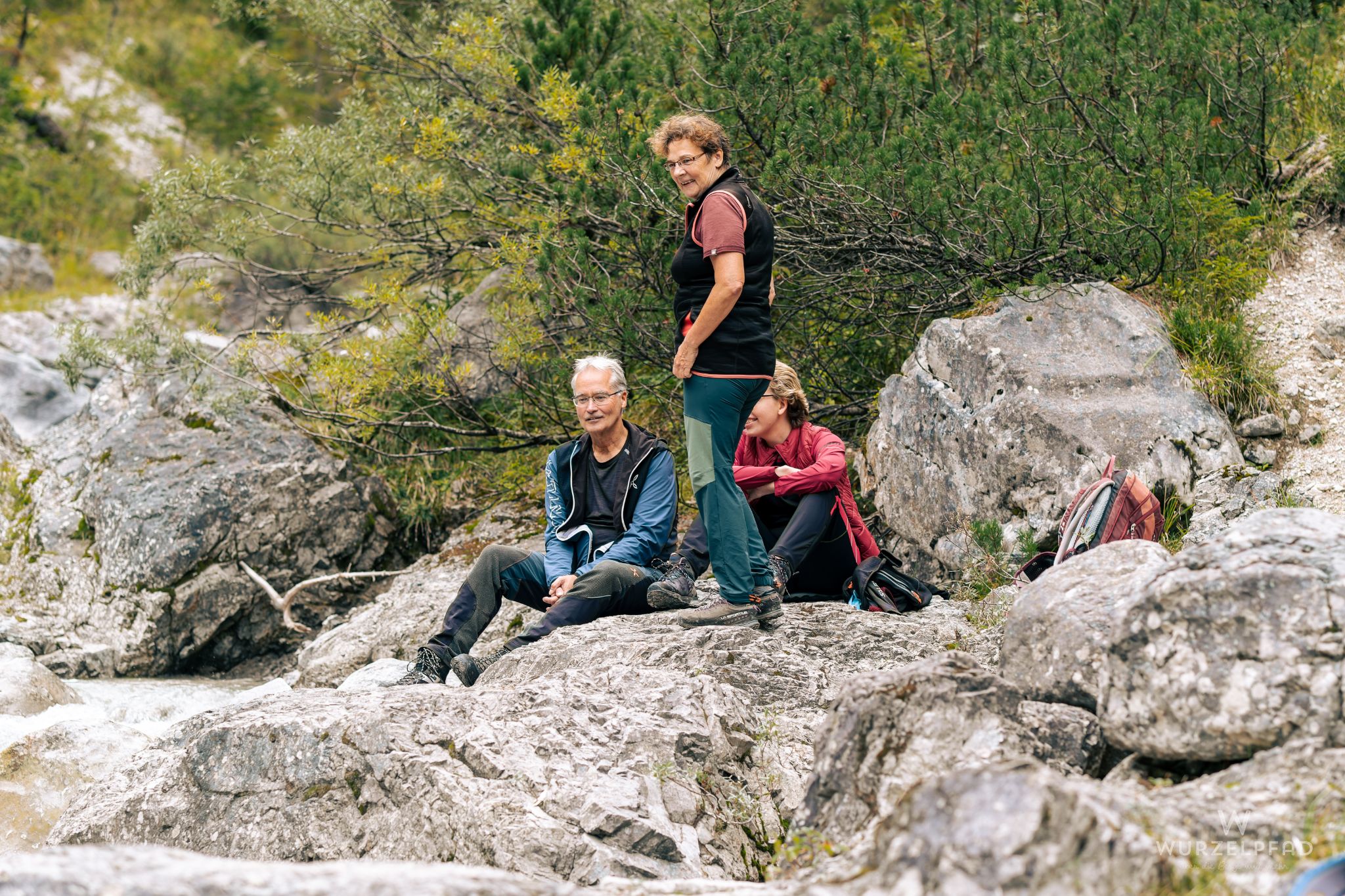 Zufriedene Wanderer am Hasentalbach