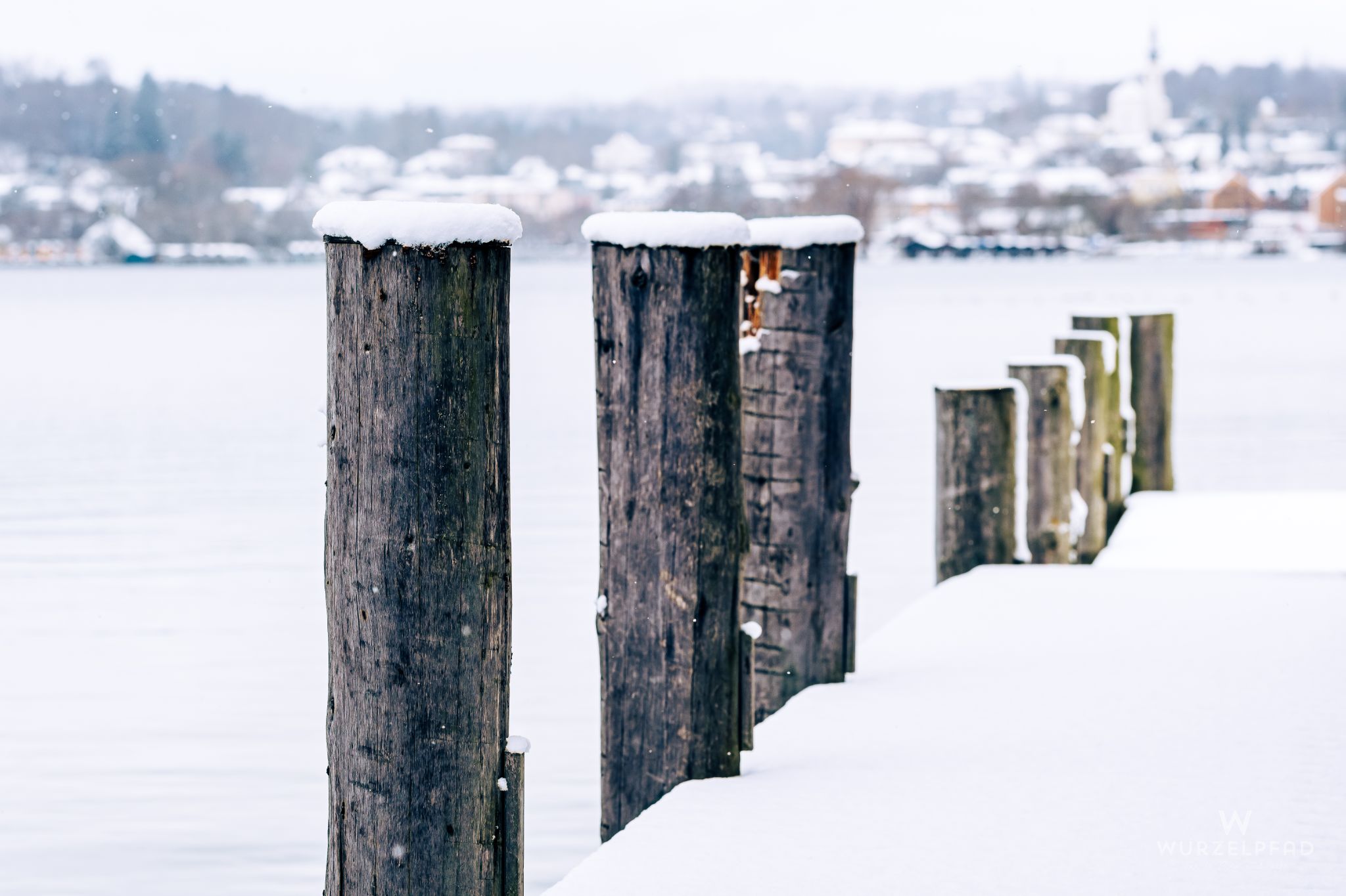 Bootssteg, verschneit