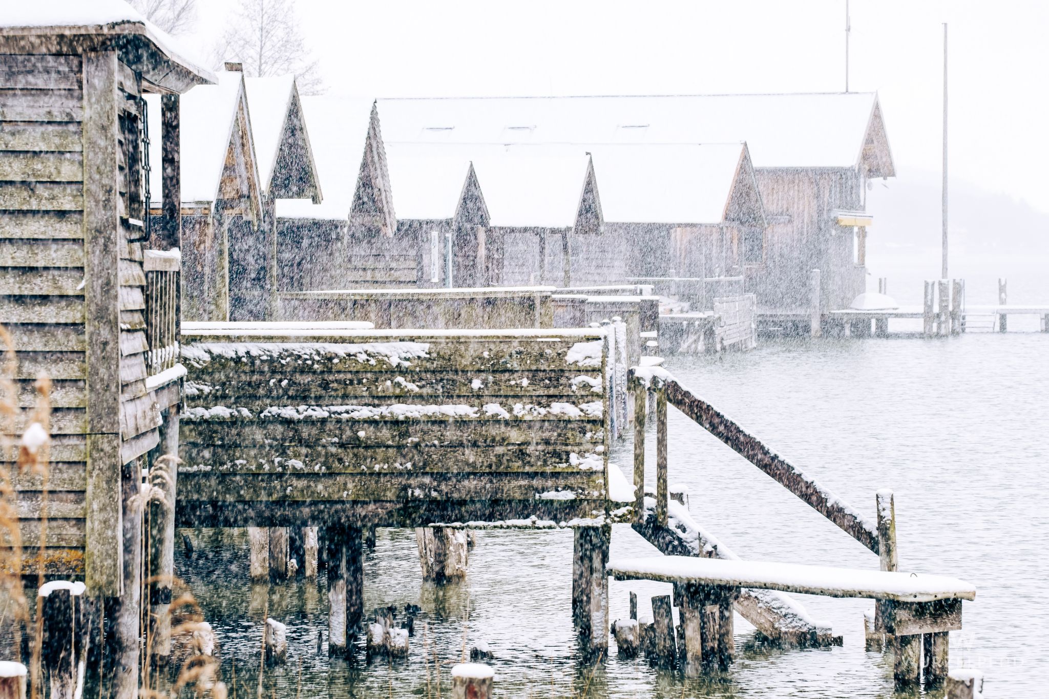 Bootshäuser im Schneefall