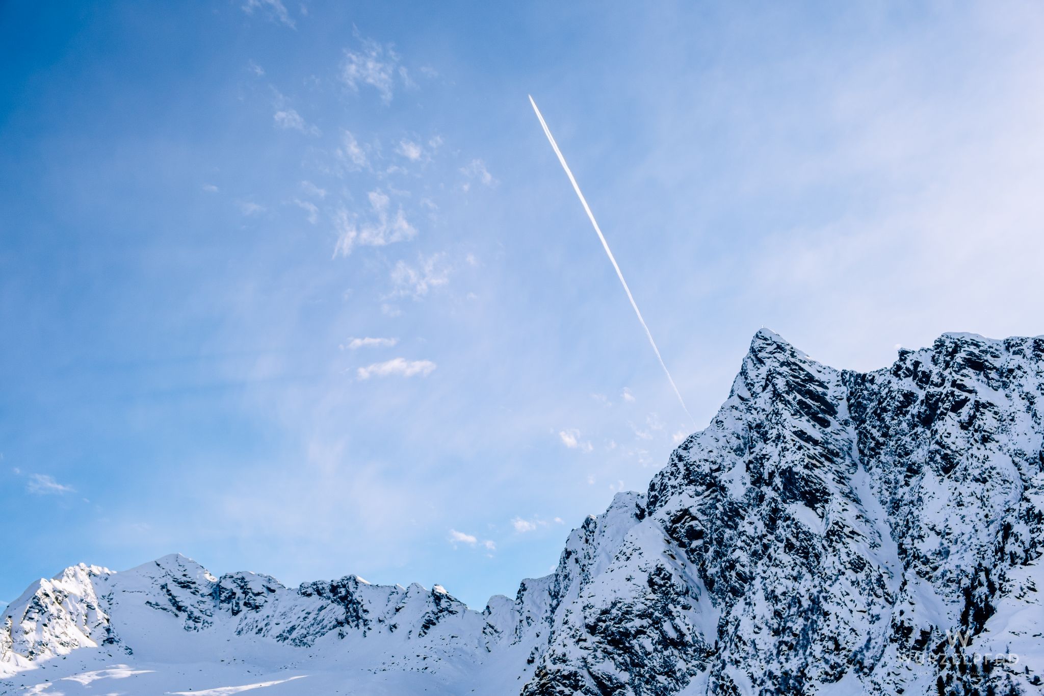 Gipfel mit Kondensstreifen