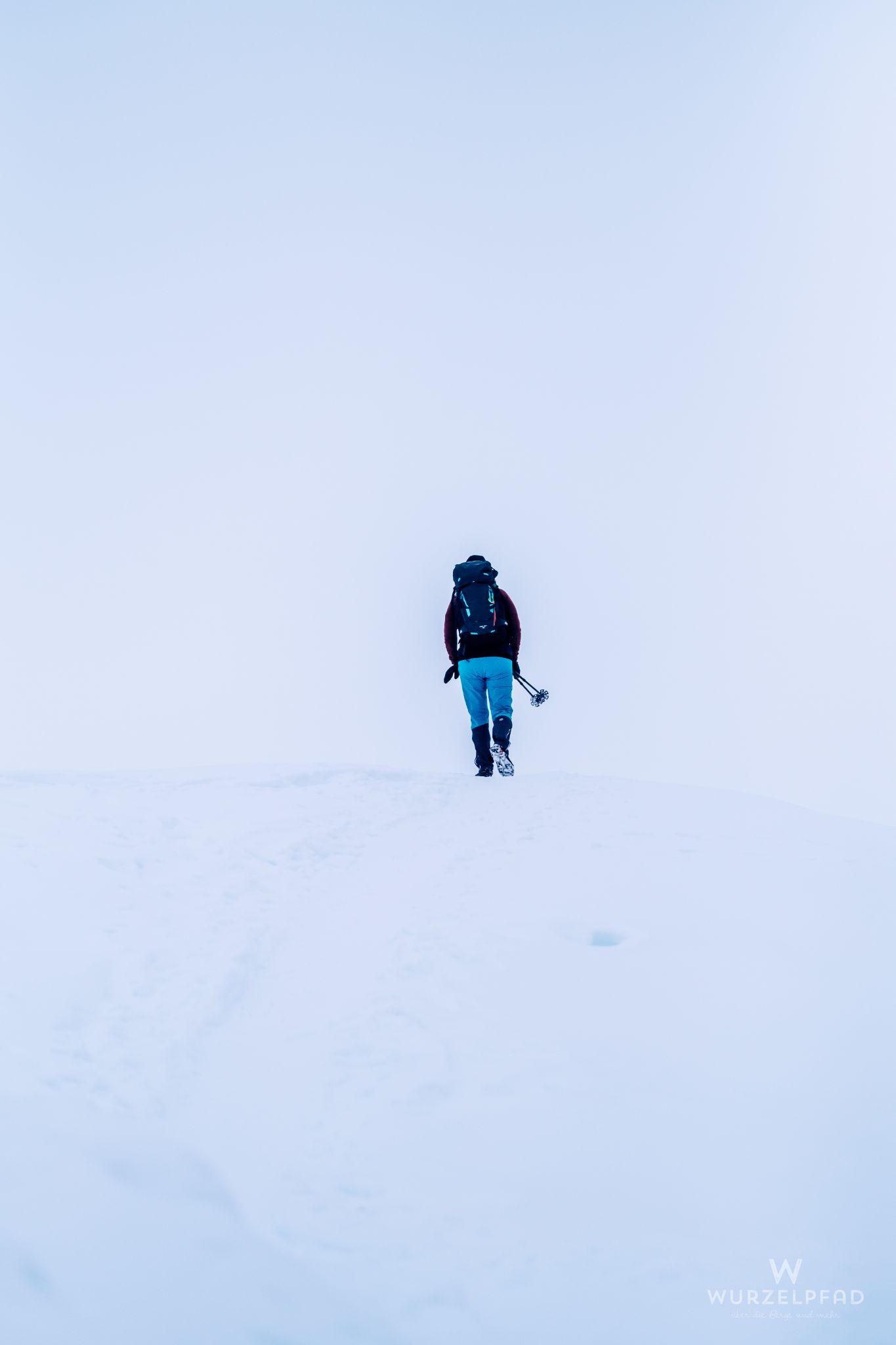 Wandersfrau im Weißen