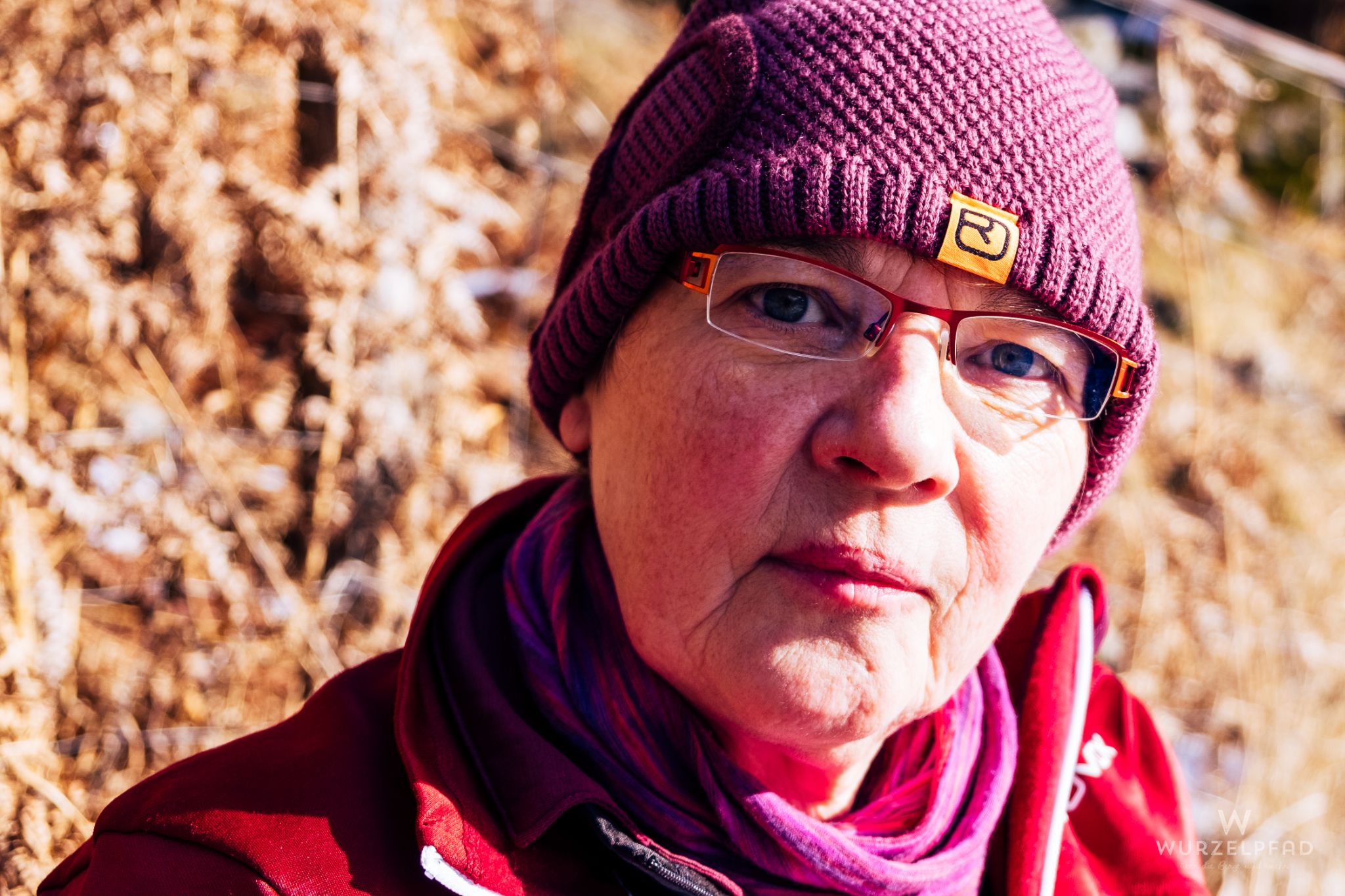 Skeptische Wandersfrau