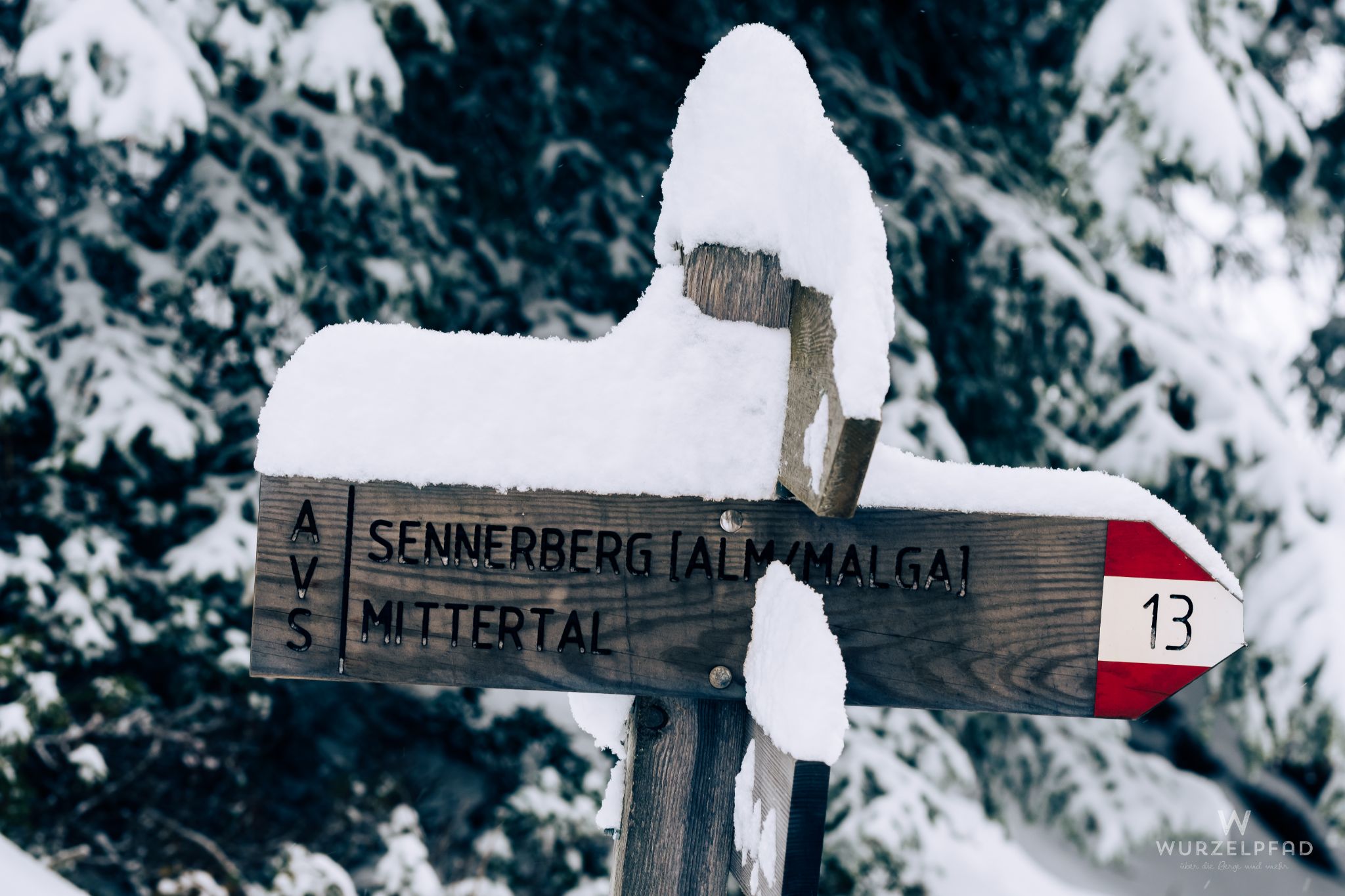 Verschneiter Wegweiser bei der Pernfiechtalm