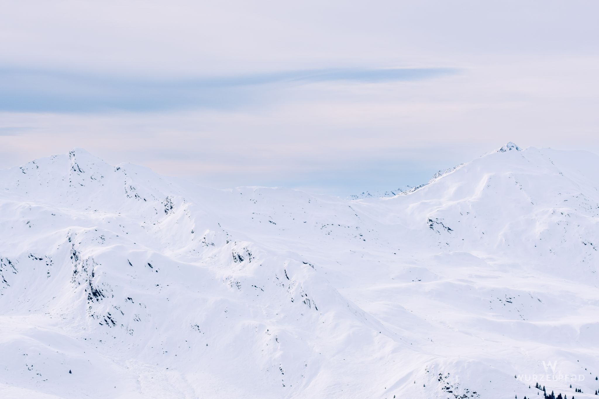 Einsame verschneite Berge