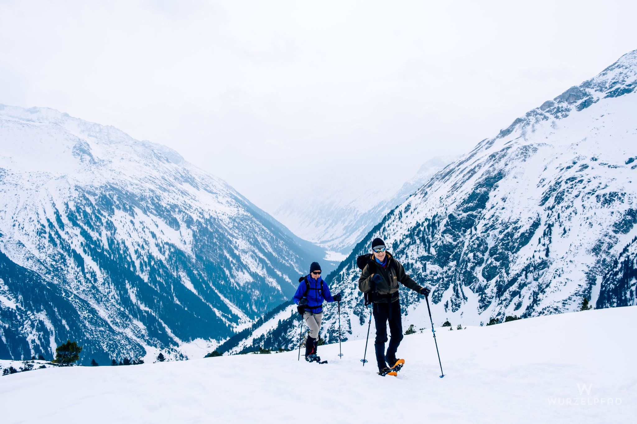 Vergnügte Schneeschuhtouristen