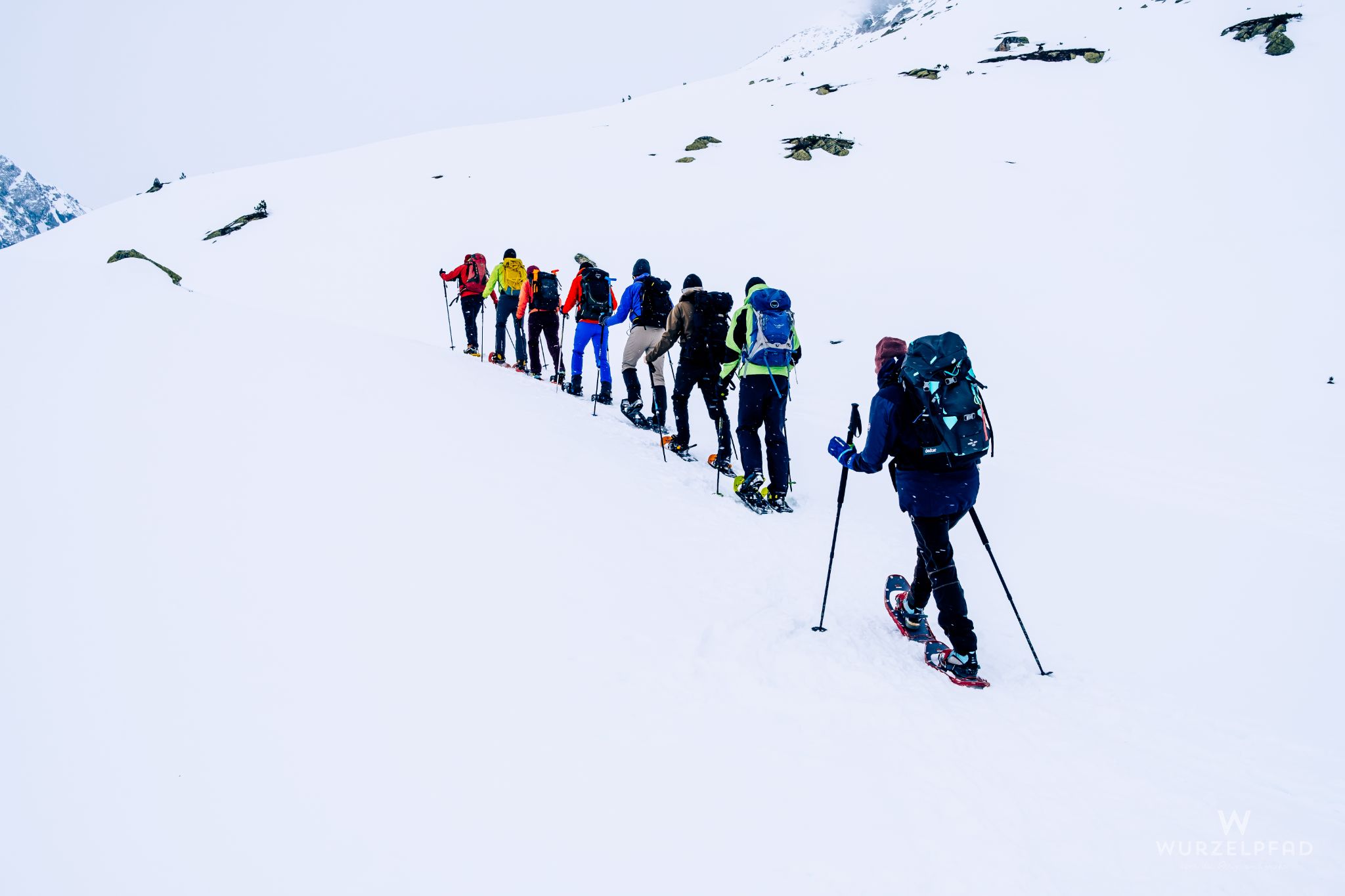 Schneeschuhwanderer in der Spur