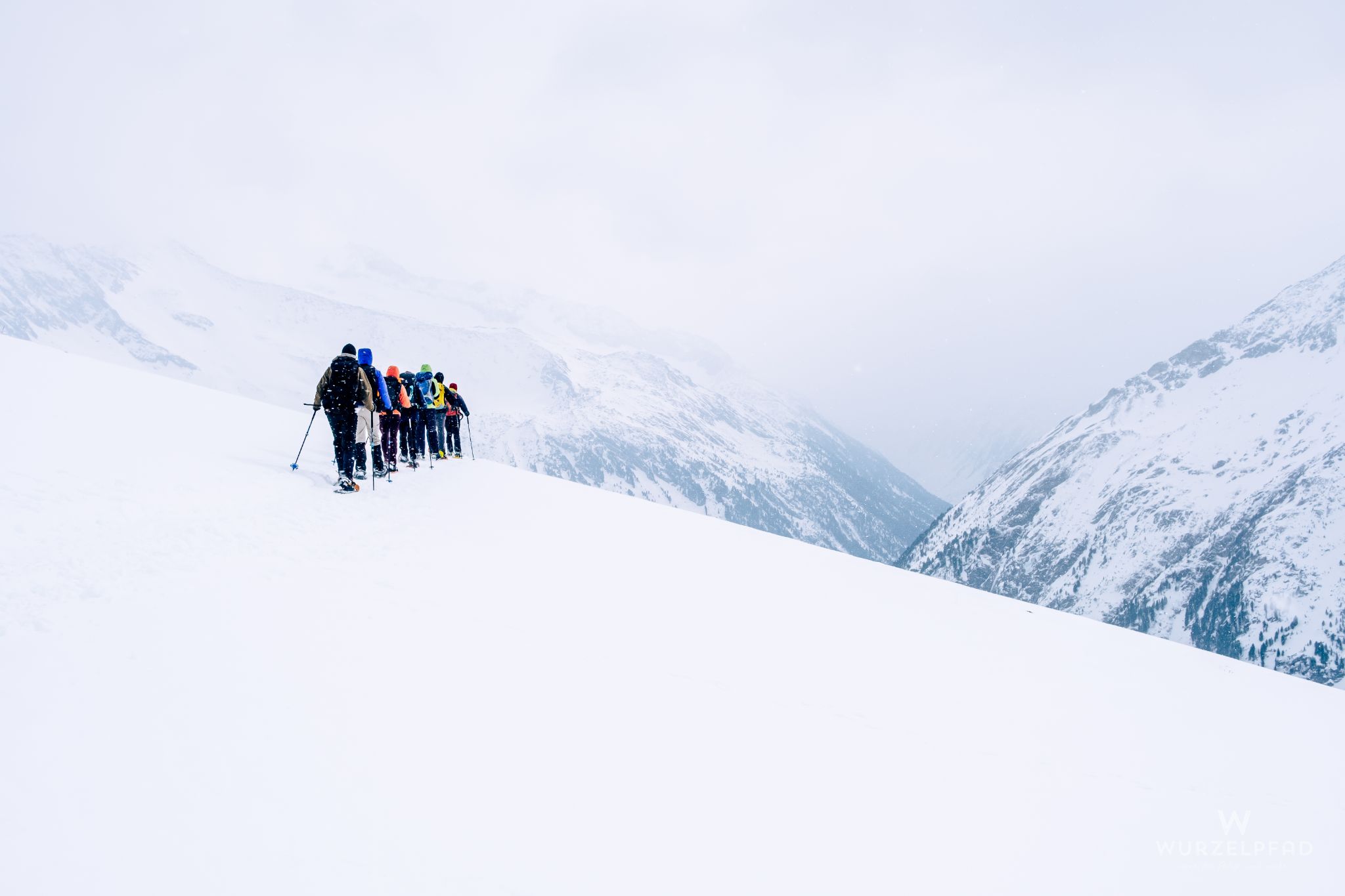 Schneeschuhwanderer im Abstieg
